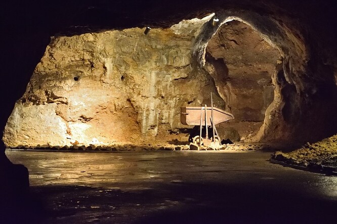 Jeskyně ukrývá unikátní vojenský protiatomový kryt, který vznikl v 60. letech minulého století.