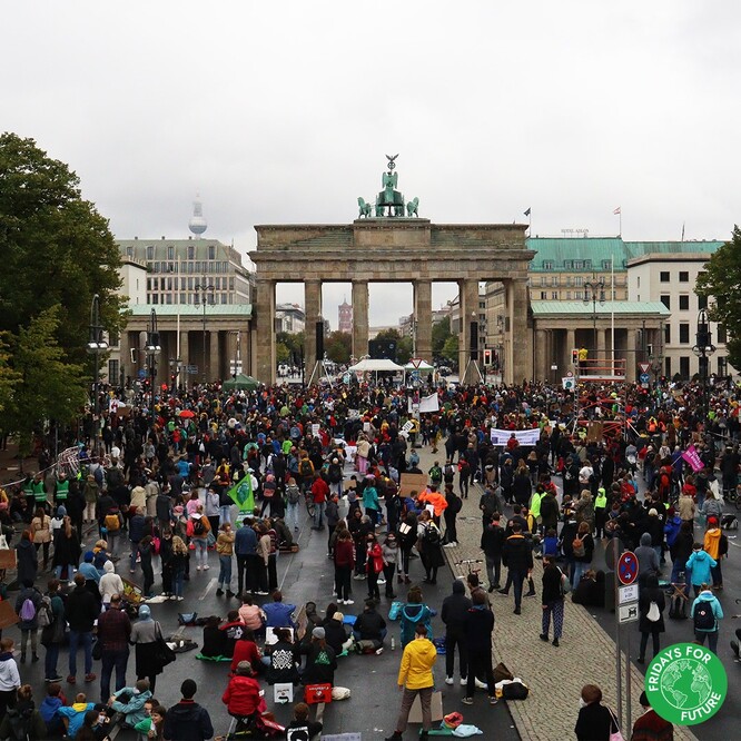 Jen v Německu bylo na dnešek ohlášeno přes 400 manifestací za klima. Účastníky neodradila ani karanténní opatření kvůli koronaviru, podle kterých bylo nutné nosit roušky, případně dodržovat odstup mezi osobami.
