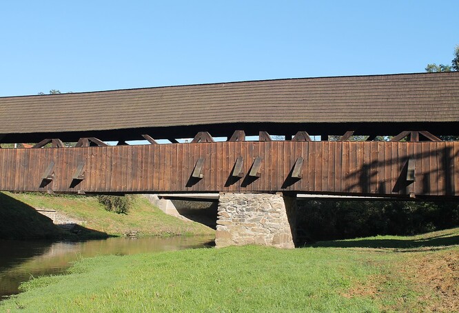 Most Černvír, krytý dřevěný most pochází z roku 1718.