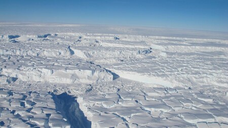 Jak zabránit tání ledovců? Pomoci by měly podmořské valy z písku. Na snímku ledovec Thwaites.