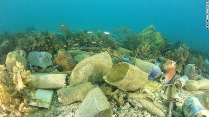 Už teď jsou tu 2 miliardy lidí, kteří nemají možnost nakládat s plastovými odpady jiným způsobem než je odhození-spálení-spláchnutí řekou do oceánu. A v roce 2040 jich bude ještě víc.