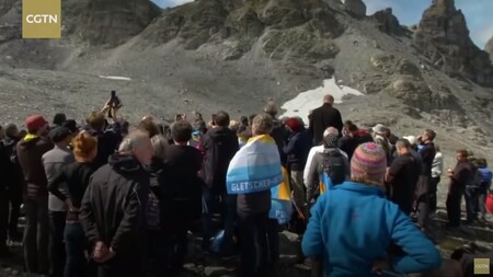 Desítky lidí se včera ve švýcarském kantonu Sankt Gallen vydaly na "pohřební pochod" vysoko do hor k ledovci Pizol, který se v důsledku oteplování klimatu zmenšil natolik, že ho letos vědci poprvé přestali měřit.