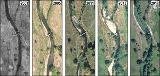 Detailní letecké pohledy na úsek koryta Litavky v okolí lávky pod obcí Trhové Dušníky a znázornění historických posunů koryta mezi lety 2001 a 2017.