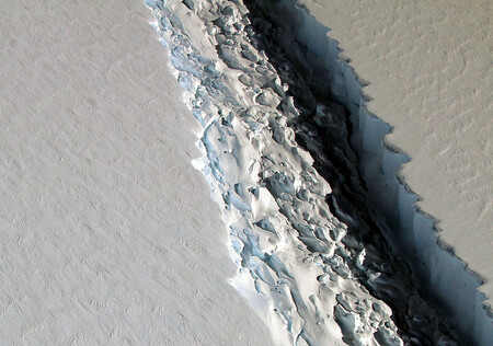 Rozpadání šelfového ledovce Larsen C označují vědci za nikoli klimatickou, ale geografickou událost. I když připouštějí, že k rozšíření pukliny mohlo globální oteplování přispět. / Na fotografii je prasklina v šelfovém ledovci Larsen C v západní Antarktidě.