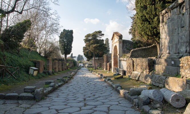 Předměstí Porta Ercolano před severní stěnou Pompejí.
