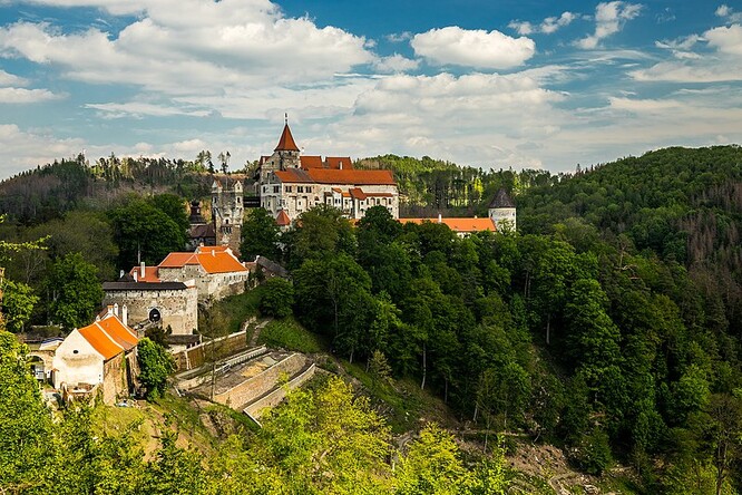 Náklady projektu 125 milionů korun zčásti zaplatila dotace z evropských fondů. Zahrada, která je minimálně v Česku naprosto unikátní zejména svým umístěním ve strmém kopci a navíc v sousedství hradu, se pro veřejnost otevře v květnu příštího roku.