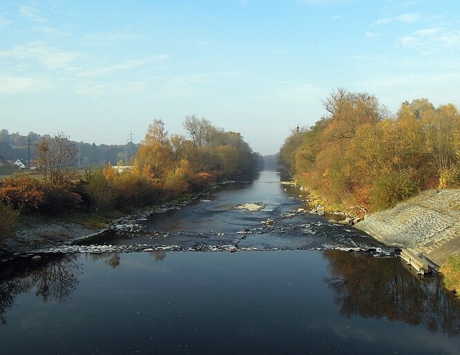 Řeka Bečva protékající mezi Valašským Meziříčím a Juřinkou.