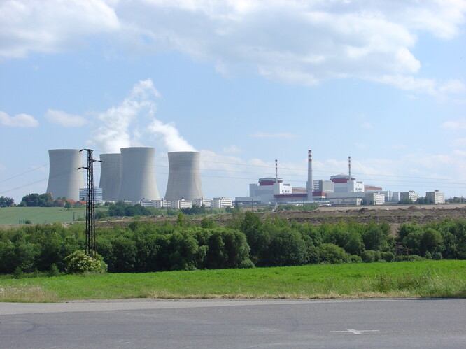 V obou českých jaderných elektrárnách platí od začátku pandemie přísnější opatření, která se podle Svitáka osvědčila. Maximální dodržování hygieny, zásadní omezení služebních cest a fyzických kontaktů i omezení v jídelnách.