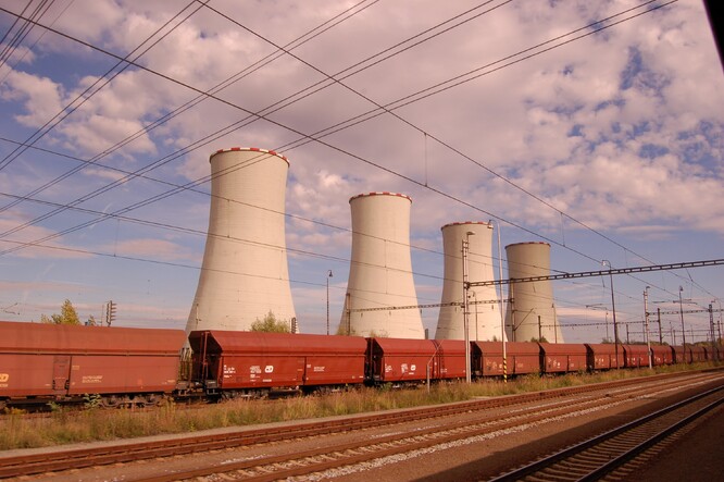 Tepelná elektrárna Dětmarovice je v provozu od roku 1975 a s výkonem 800 megawattů byla nejvýkonnější elektrárnou spalující černé uhlí v Česku.