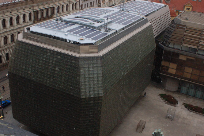 Hydroizolační folie s fotovoltaickými panely na střeše Nové scény
