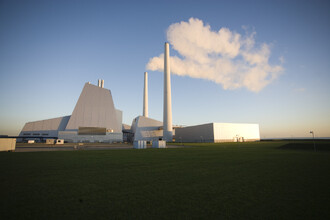 Také dánská firma Dong Energy přechází postupně ve svých elektrárnách od uhlí k dřevní hmotě. Od roku 2003 používá pelety a dřevní štěpku v elektrárnách Herning a Avedoere