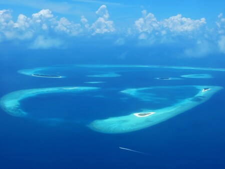 Maledivy, stát nacházející se na shluku ostrovů a atolů v Indickém oceánu, bývá v souvislosti s dopady klimatických změn často zmiňován, jako „první oběť“. Minimální nadmořská výška totiž činí tento stát do krajnosti náchylným vůči stoupající hladině moře. To ale neznamená, že by tu k přírodě chovali nějaké zvláštní ohledy.