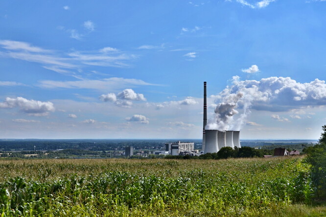 Olomoucký krajský úřad schválil v září výjimku z emisních limitů pro rtuť na šest let a pro emise oxidů dusíku na osm let pro elektrárnu Chvaletice. Ekologické organizace se proti opětovnému udělení výjimky odvolaly.