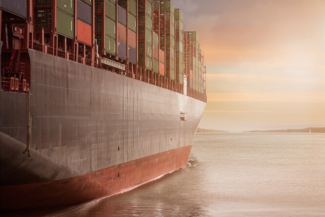 Námořní doprava je pod tlakem ohledně snižování emisí uhlíku.