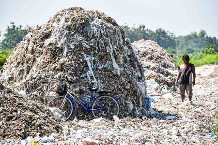 Objem dovozu plastového odpadu do Indonésie se v minulých dvou letech zdvojnásobil a místní komunity ohrožují toxiny vznikající při spalování. / Ilustrační foto