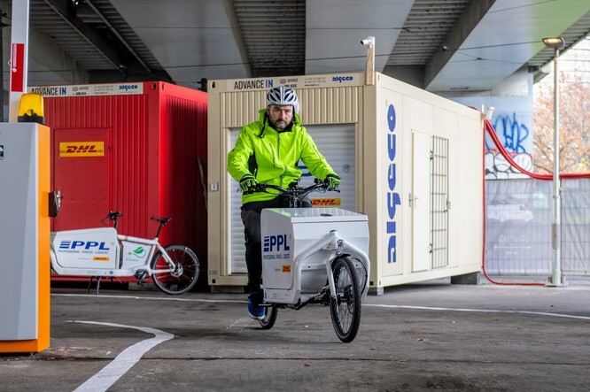 První depot.bike vznikl loni na Těšnově. Místo pro přeložení zboží z dodávek na nákladní elektrokola zahájilo provoz 18. listopadu 2020 a dosud fungoval v pilotním režimu, od 1. května 2021 zde bude nastálo.