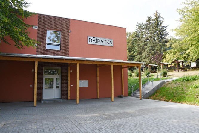 Samostatné Centrum ekologické výchovy Dřípatka vzniklo v roce 1991. Nabízí výukové programy pro školy, kroužky, dětské tábory, semináře, vydává publikace, poskytuje pomůcky pro ekologickou výchovu, má knihovnu i ubytování.
