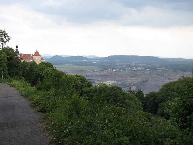 Pohled na zámek Jezeří a Důl ČSA v Mostecké pánvi.