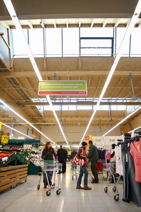 Dřevostavba a světlíky s přirozeným světlem. Dnes otevřený "eko" hypermarket Tesco v Jaroměři.