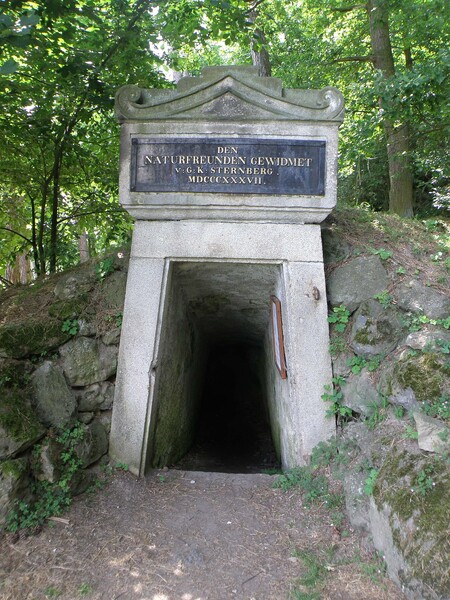 Pod vyhaslou sopkou by mělo vzniknout 28 metrů chodeb ve stopách původních štol, které nechal na žádost spisovatele J. W. Goetheho vyhloubit hrabě Kašpar Šternberk.