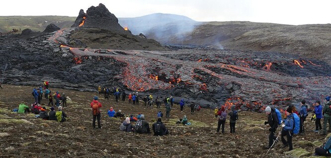 Dlouhá léta spící vulkán na jihozápadě Islandu rozzářil v březnu noční oblohu jasně červenou barvou poté, co byly v lokalitě zaznamenány desítky tisíc zemětřesení. Erupce byla ale malá a kontrolovaná a od té doby k sopce, nacházející se pouhých 40 kilometrů od metropole Reykjavíku, proudí davy turistů.