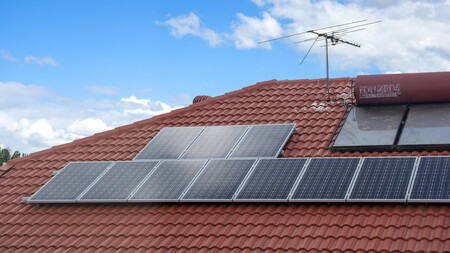 Využití vlastního zdroje solární energie přináší domácnostem možnost ušetřit na nákladech za elektřinu a získat energetickou soběstačnost.  Ilustrační snímek.