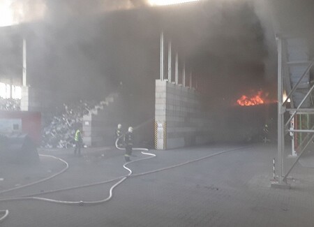 Hasiči v sobotu před pátou hodinou zlikvidovali v jihlavské části Hruškové Dvory požár elektroodpadu (na snímku) ve firmě, která se zabývá jeho recyklací.
