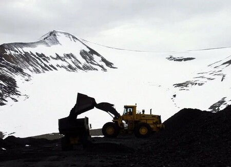Ruští prospektoři a geologové v posledních letech nalezli při pobřeží Severního ledového oceánu vydatné zásoby kvalitního uhlí.