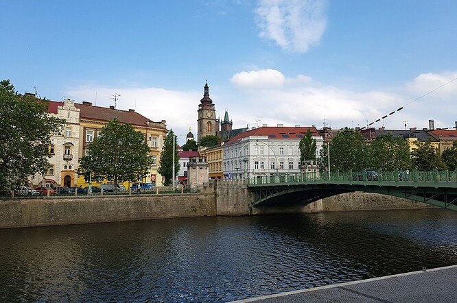 V radě města se o obsazení vedoucího úřednického místa vedly spory a uskupení Změna pro Hradec a Zelení kvůli tomu hrozilo odchodem z koalice, což nakonec učinilo na konci listopadu.