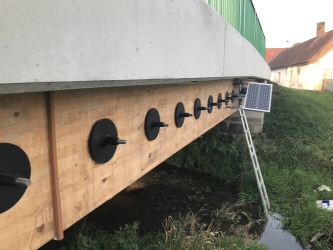 Systém Smart timber bridge hlídá statickou bezpečnost dřevěných mostů, případné přetížení nebo počínající poruchy.
