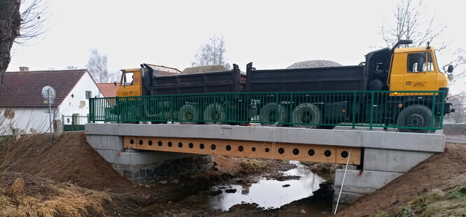 Zatěžkávací zkouška dřevobetonového mostku.