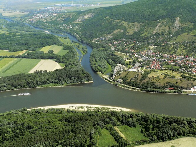 Několik ekologických organizací dříve v tomto týdnu ve společné výzvě zase tvrdilo, že na Slovensku by kanál měl významně negativní dopady na životní prostředí.