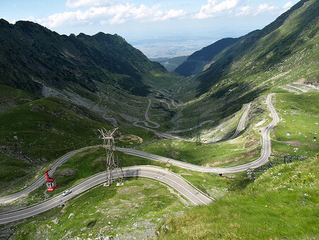 Většina karpatských zemí je z hlediska dopravy v období, kdy nemá vybudovanou  nebo alespoň dokončenou dálniční síť. Je to případ zejména Rumunska a Ukrajiny. Na snímku je dálnice DN7C neboli Transfăgără&#537;an. Je to druhá nejvýše položená silnice v Rumunsku.