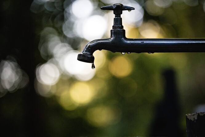 Podle Brabce je asi nejznámější program Malá dešťovka, zaměřený na potřeby občanů. Ministr si chválí i projekty na nové zdroje pitné vody, především pro menší obce. Za dva a půl roku vláda podpořila plány 600 obcí.