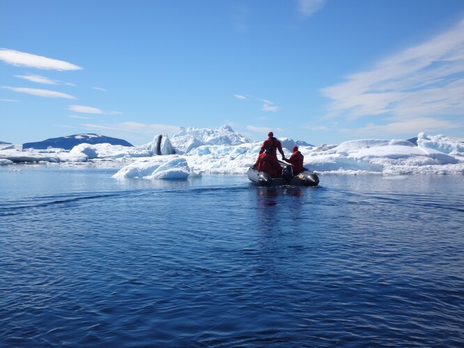Základna Johanna Gregora Mendela na ostrově Jamese Rosse nedaleko Antarktického poloostrova funguje od roku 2007. Vědci ji využívají dva až tři měsíce v roce, obvykle od ledna do března, kdy jsou v Antarktidě nejpříznivější klimatické podmínky