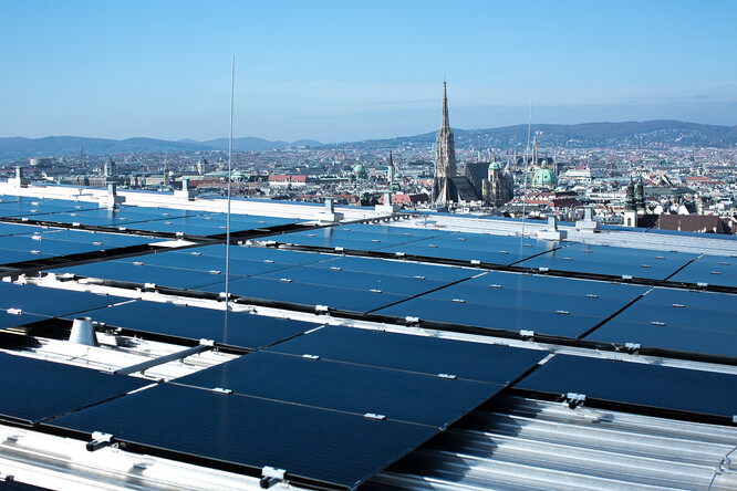 Do roku 2025 plánuje Vídeň v případě fotovoltaických elektráren dosáhnout celkového výkonu 250 MW peak. Do roku 2030 má jejich výkon stoupnout dokonce na 800 MW peak.