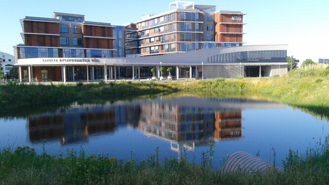 Povrchová retenční nádrž zlepšující estetiku a termoregulaci území v zázemí univerzitního areálu ZČU v Plzni a obytného komplexu UniCity (stav v roce 2019).