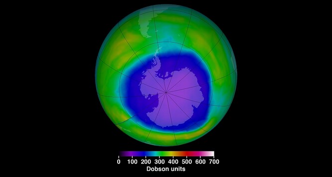 "Vývoj a rozsah ozonových děr se rok od roku liší. Letošní ozonová díra je podobná té z roku 2018, která byla také poměrně rozsáhlá," uvedl ředitel evropské služby sledování atmosféry Copernicus Vincent-Henri Peuch. "Rozhodně patří mezi největší za posledních zhruba patnáct let," dodal.