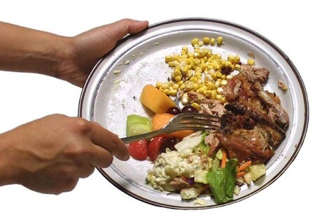 Více než polovina vyhozených potravin vzniká v kuchyních při přípravě, 14 % se vyhodí ve výdeji jídel a za 30 % jsou zodpovědní konzumenti. Ilustrační snímek.