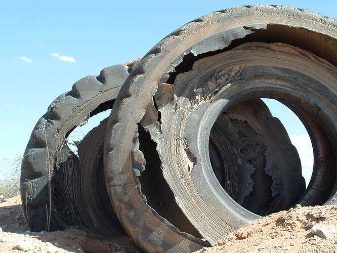 Na 99,5 % objemu recyklované směsi připadá jen 0,5 % pneumatik. Z toho by se mohlo zdát, že pneumatiky jsou ve směsi jen na „okrasu", ale jejich význam je pro soudržnost materiálu zásadní.