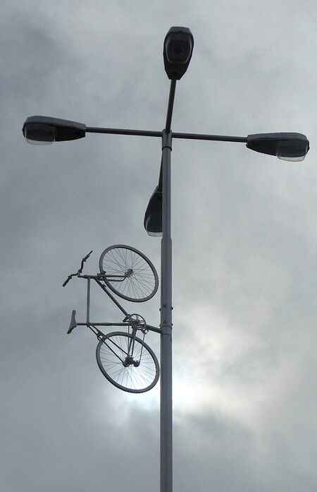 Pomník nazvaný Bike to Heaven od Krištofa Kintery, odhalený v září 2013, má podobu pouliční lampy, po níž vzhůru jede bicykl.