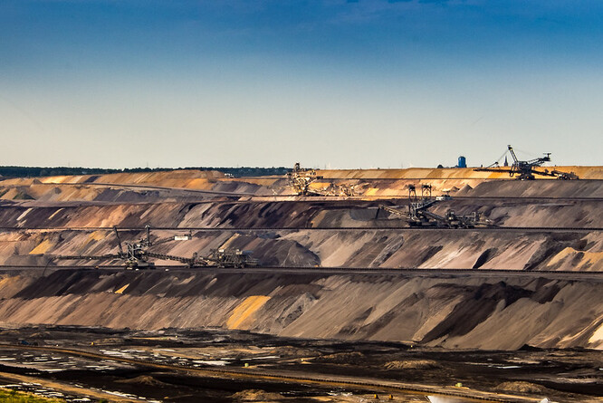 Povrchový důl Garzweiler je nyní epicentrem sporu o hnědé uhlí. RWE chce povrchový důl provozovat až do vypnutí své poslední hnědouhelné elektrárny v roce 2038. Bagrům přitom ještě má ustoupit několik vesnic.