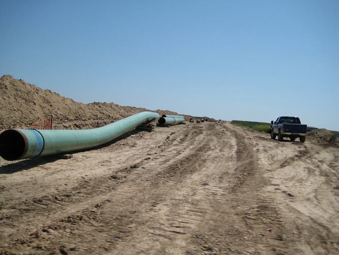 Ropovod má být dlouhý 1900 kilometrů a má přepravovat ropu z kanadské provincie Alberta do amerického státu Nebraska. Ale zpomalily jej právní spory v USA a odpor ochránců životního prostředí, indiánů a farmářů.