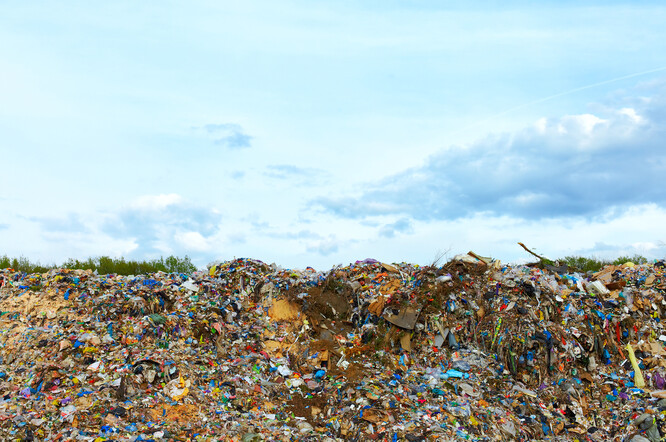 Málek tvrdí, že Čáslav za léta 2016 až 2018 přišla o více než 616 milionů korun a Státní fond životního prostředí o více než 837 milionů korun kvůli nevyměřování a nevybírání poplatků za ukládání odpadu provozovatelem skládky. Společnost AVE CZ odpadové hospodářství to odmítá, záležitostí se zabývá krajský úřad. Ilustrační obrázek