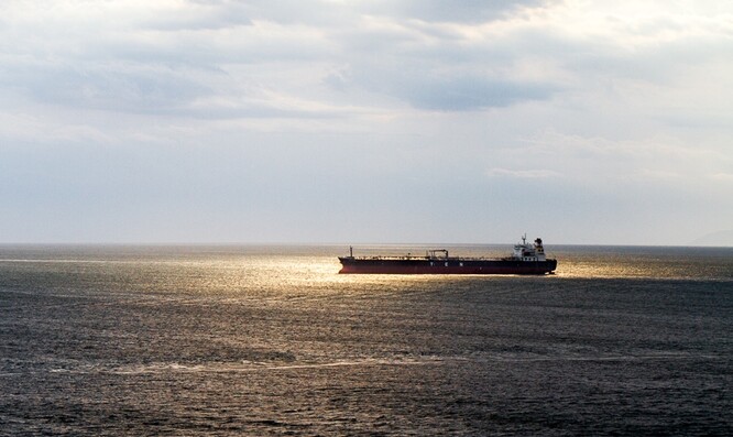 Rozlomení tankeru by způsobilo dvě katastrofy: ekologickou a humanitární, protože ropa by učinila přístav Hudajdá nepoužitelným pro rybolov. Ilustrační obrázek