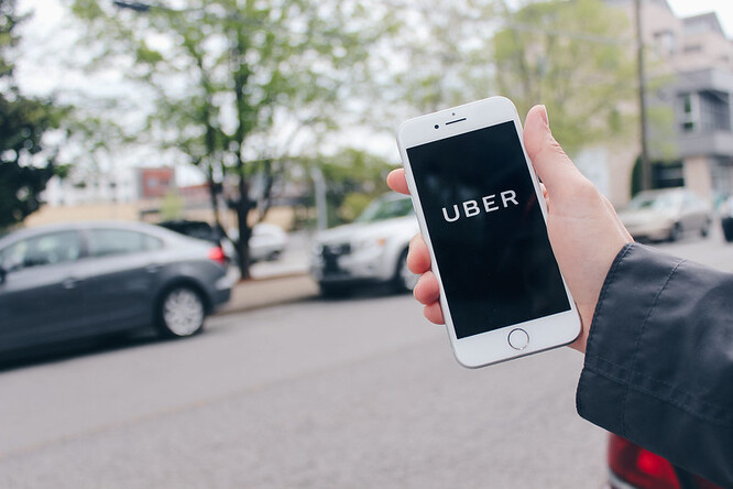 Uber sdělil, že řidičům s přechodem na elektromobily pomůže.