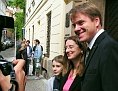 Martin Bursík se svou rodinou před volební místností