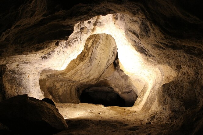 Jeskyně Na Špičáku je nejstarší písemně doloženou jeskyní v Česku. První písemná zmínka o jeskyních Na Špičáku pochází z roku 1430.