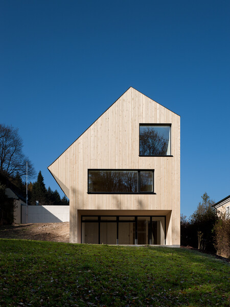 Sluneční dům – první rakouský CO2 neutrální dům – se vyznačuje vizionářskou architekturou, kdy stavba citlivě zapadá do okolní krajiny a respektuje místní klimatické a kulturní podmínky. Střecha Slunečního domu je pokrytá fotovoltaickými panely a solárními kolektory, mezi nimiž jsou nainstalována střešní okna VELUX a tvoří s nimi harmonický celek.