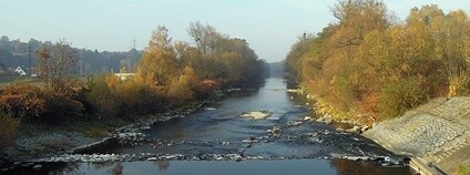 Řeka Bečva protékající mezi Valašským Meziříčím a Juřinkou. Foto: Radim Holiš Wikimedia Commons